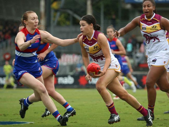 Sophie Conway dishes off a handball. Picture: Hamish Blair/AAP