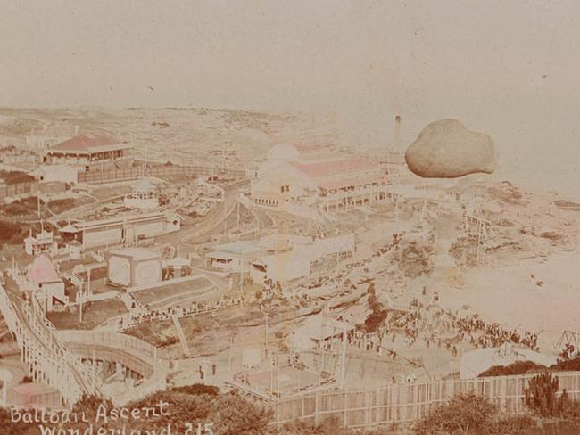 A balloon ascends at Wonderland Tamarama. Picture credit: State Library of NSW