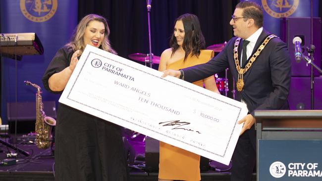 Parramatta Lord Mayor Steven Issa and Lady Mayoress Jasmine Issa present a $10,000 cheque from the council to Josie Dincel of Ward Angels, a not-for-profit community organisation run by volunteers. Ward Angels’ mission is to make life easy and comfortable for sick children and their families by providing support through comfort items, entertainment and essential care.