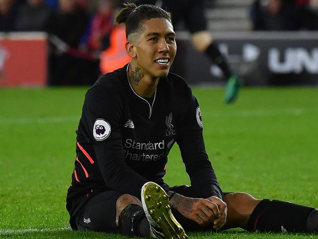 Southampton's English goalkeeper Fraser Forster (R) looks towards Liverpool's Brazilian midfielder Roberto Firmino after his failed attempt on goal during the English Premier League football match between Southampton and Liverpool at St Mary's Stadium in Southampton, southern England on November 19, 2016. / AFP PHOTO / BEN STANSALL / RESTRICTED TO EDITORIAL USE. No use with unauthorized audio, video, data, fixture lists, club/league logos or 'live' services. Online in-match use limited to 75 images, no video emulation. No use in betting, games or single club/league/player publications. /