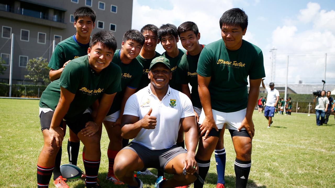 Bongi Mbonambi with school kids during the South African coaching clinic in Kagoshima.