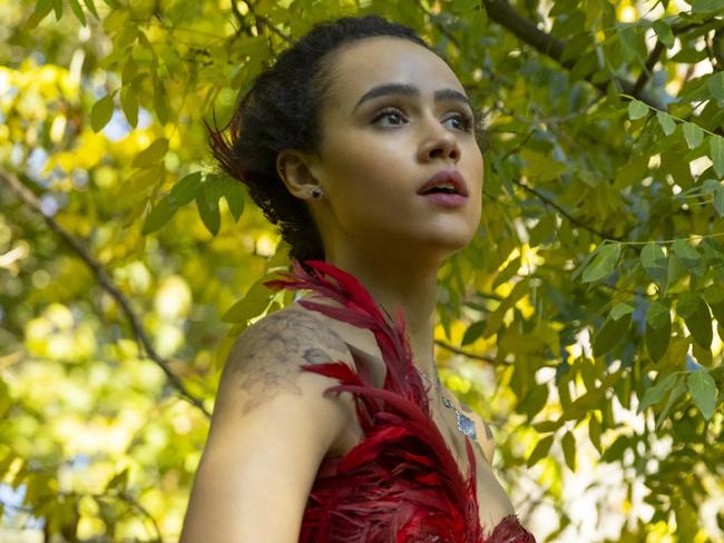 Helen Barlow story. Nathalie Emmanuel and Thomas Doherty in Screen Gems THE INVITATION.