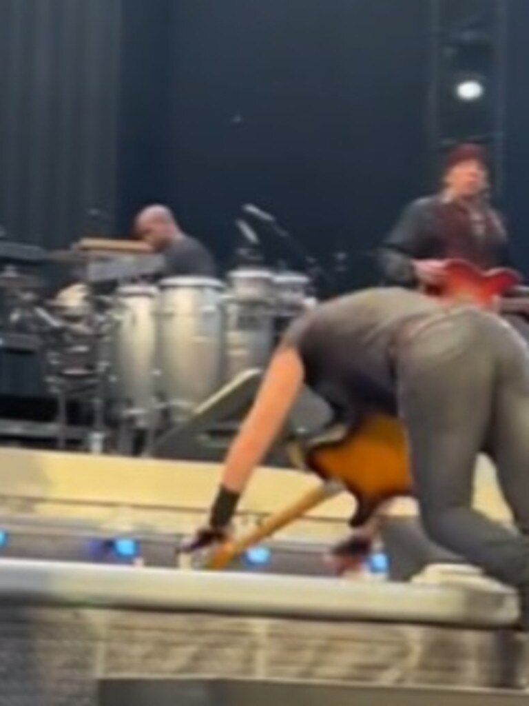 Bruce Springsteen takes a tumble during Amsterdam show – Lakes Media Network