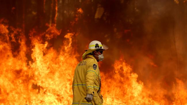 An out of control bushfire threatens Johns River on the NSW mid north coast. Picture Nathan Edwards.