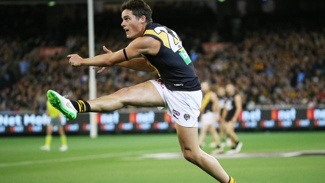 Nathan Gordon kicks a goal for Richmond in 2015. Picture: Colleen Petch