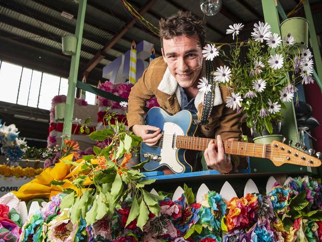 Harry Powell of Another Harry gets the Dave and the Mudcrabs float ready for the Grand Central Floral Parade of the Toowoomba Carnival of Flowers, Thursday, September 19, 2024. Picture: Kevin Farmer