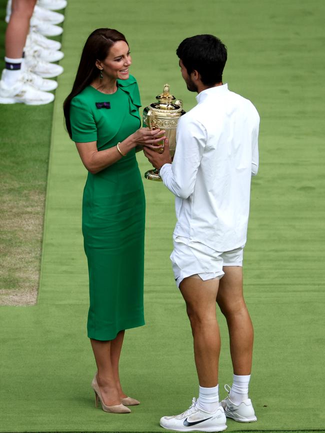 Carlos Alcaraz receives the trophy from Kate. Photo by Patrick Smith/Getty Images.