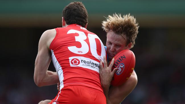 Tom McCartin crunches Jack Lukosius. Picture: Jason McCawley/AFL Photos/via Getty Images.