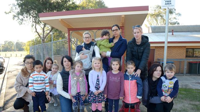 Committee members, mums, and children outside Wantirna's Templeton Orchards 3-Year-Old Preschool kinder.