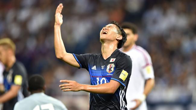 Japan's midfielder Shinji Kagawa (C).