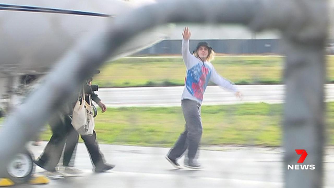 The Kid Laroi waves to fans at Adelaide Airport. Picture: 7NEWS