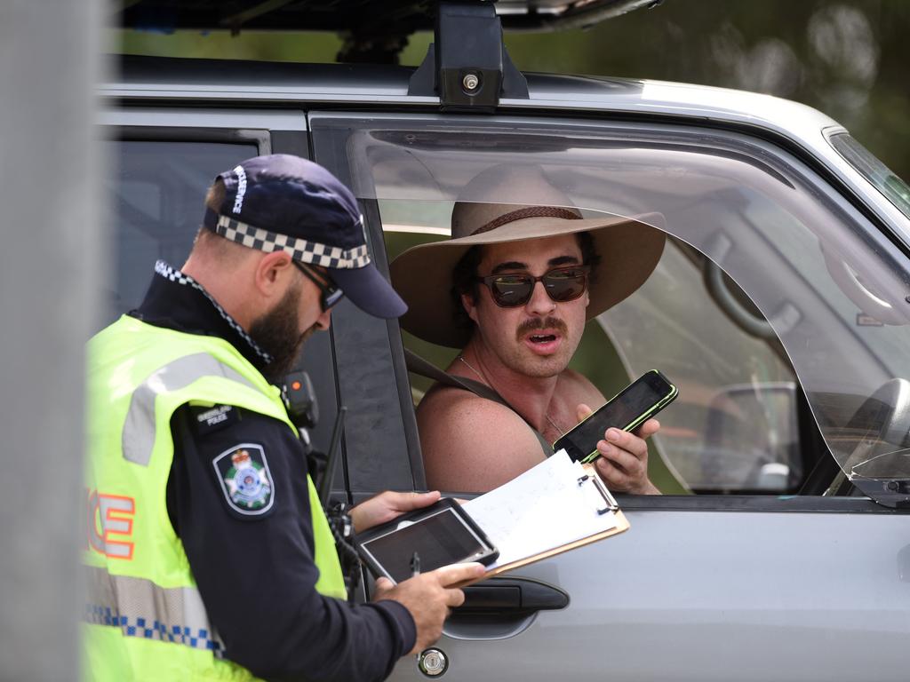 Covid Qld Police Block Hundreds At Border News Com Au Australias Leading News Site