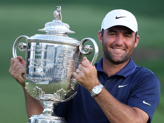 CHARLOTTE, NORTH CAROLINA - MAY 18: Scottie Scheffler of the United States poses with the Wanamaker Trophy after winning the 2025 PGA Championship at Quail Hollow Country Club on May 18, 2025 in Charlotte, North Carolina.   Warren Little/Getty Images/AFP (Photo by Warren Little / GETTY IMAGES NORTH AMERICA / Getty Images via AFP)