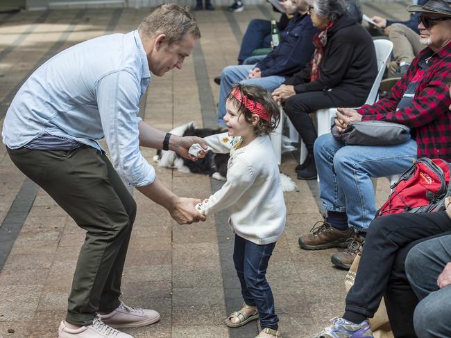 Simon Greening dances with daughter Francesca, 4, during a Groove Organism set at the Manly Jazz festival in 2019. (AAP IMAGE / Troy Snook)