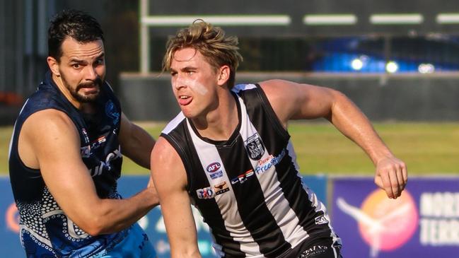 Baxter Mensch of Palmerston Magpies against Darwin Buffaloes in the 2022-23 NTFL season. Picture: Celina Whan / AFLNT Media