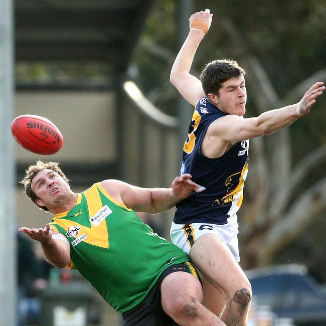 Bryce Galvin of Bayswater (left) contest with Harrison Coe of Beaconsfield on Saturday July 2, 2022, in Bayswater, Australia. Picture: Hamish Blair