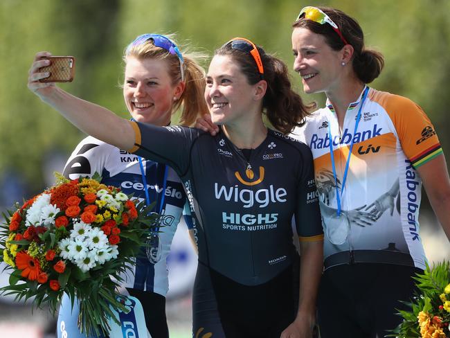 Chloe Hosking takes a selfie with Marianne Vos and Lotta Lepisto.