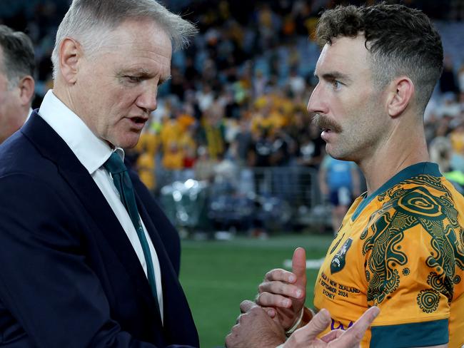 Australia's head coach Joe Schmidt (2nd-L) talks with player Nic White after the Rugby Championship and Bledisloe Cup Test match between Australia and New Zealand at Stadium Australia in Sydney on September 21, 2024. (Photo by Saeed KHAN / AFP) / -- IMAGE RESTRICTED TO EDITORIAL USE - STRICTLY NO COMMERCIAL USE --