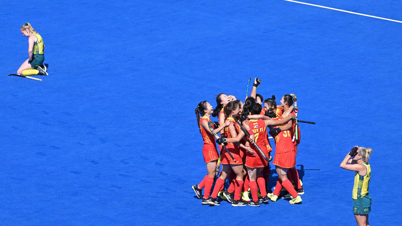 TOPSHOT - China's players celebrate winning the women's quarter-final field hockey match between Australia and China during the Paris 2024 Olympic Games at the Yves-du-Manoir Stadium in Colombes on August 5, 2024. (Photo by Damien MEYER / AFP)