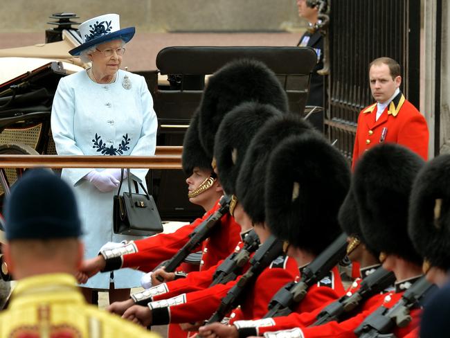 Rape probe as ‘terrified’ Queen’s Guard rookies forced to perform sex ...