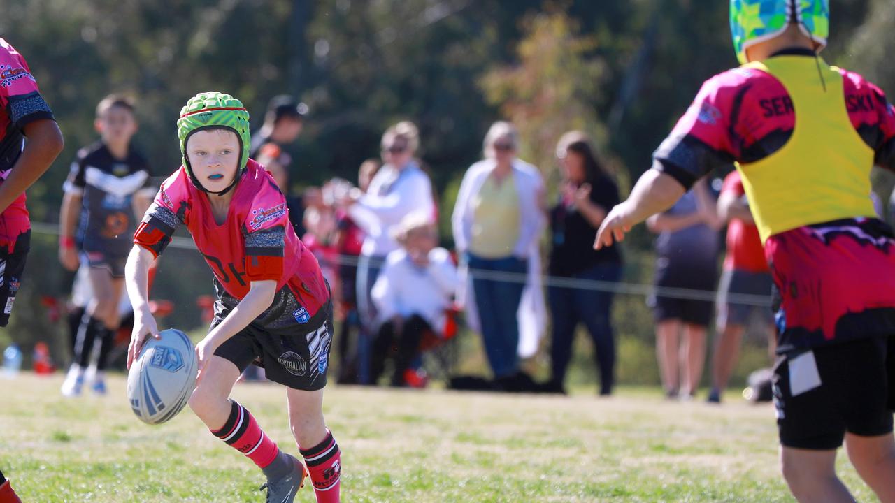 Rouse Hill Rhinos player Ben Lynch passes the ball (AAP IMAGE / Angelo Velardo)