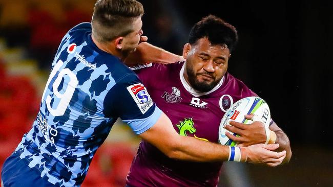 Reds' Taniela Tupou (R) is tackled by Bulls' Ryno Pieterse (L) during the Super Rugby match between Australia's Queensland Reds and South Africa's Bulls in Suncorp Stadium, Brisbane on March 14, 2020. (Photo by Patrick HAMILTON / AFP) / -- IMAGE RESTRICTED TO EDITORIAL USE - STRICTLY NO COMMERCIAL USE --