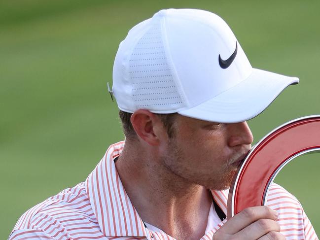 DETROIT, MICHIGAN - JUNE 30: Cameron Davis of Australia celebrates with the trophy after winning during the final round of the Rocket Mortgage Classic at Detroit Golf Club on June 30, 2024 in Detroit, Michigan.   Gregory Shamus/Getty Images/AFP (Photo by Gregory Shamus / GETTY IMAGES NORTH AMERICA / Getty Images via AFP)