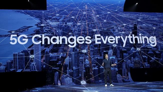SAN FRANCISCO, CALIFORNIA - FEBRUARY 20: Samsung product marketing manager Drew Blackard announces the new Samsung Galaxy S10 5G during the Samsung Unpacked event on February 20, 2019 in San Francisco, California. Justin Sullivan/Getty Images/AFP