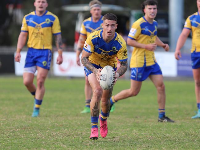 Justin Jones probes for a gap. Picture: Steve Montgomery/Ourfootyteam