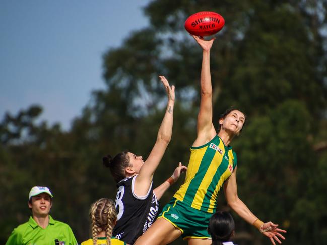 Jasmyn Hewett gets another hitout for PINT. Picture: Celina Whan AFLNT/Media