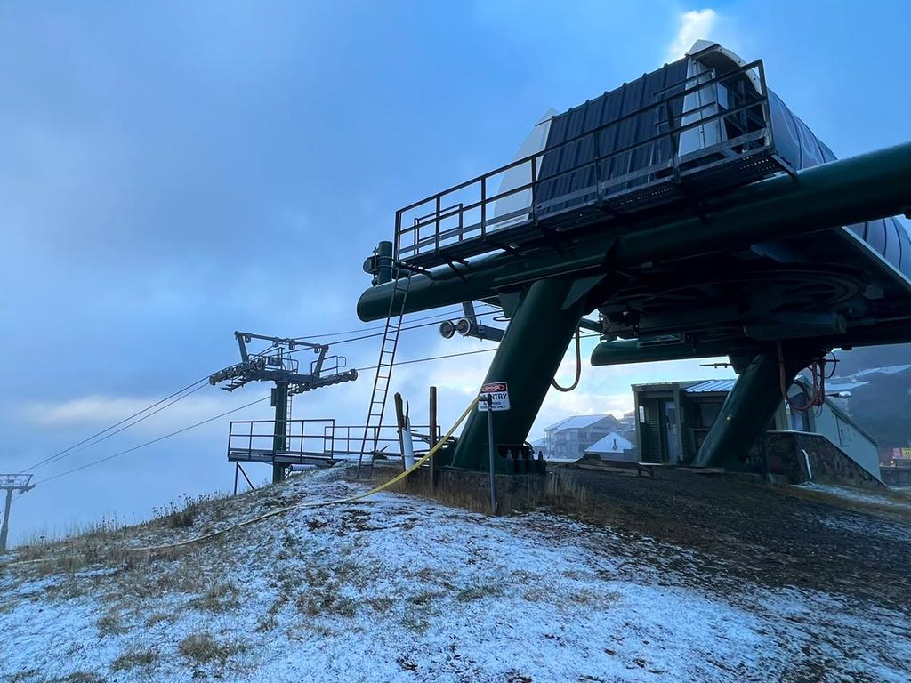 First snowfall dusts Mt Hotham as cold front continues