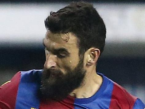 Crystal Palace's Australian midfielder Mile Jedinak (R) vies with Reading's Irish forward Simon Cox during the FA cup sixth round football match between Reading and Crystal Palace at the Madejski stadium in Reading on March 11, 2016. / AFP PHOTO / JUSTIN TALLIS / RESTRICTED TO EDITORIAL USE. No use with unauthorized audio, video, data, fixture lists, club/league logos or 'live' services. Online in-match use limited to 75 images, no video emulation. No use in betting, games or single club/league/player publications. /