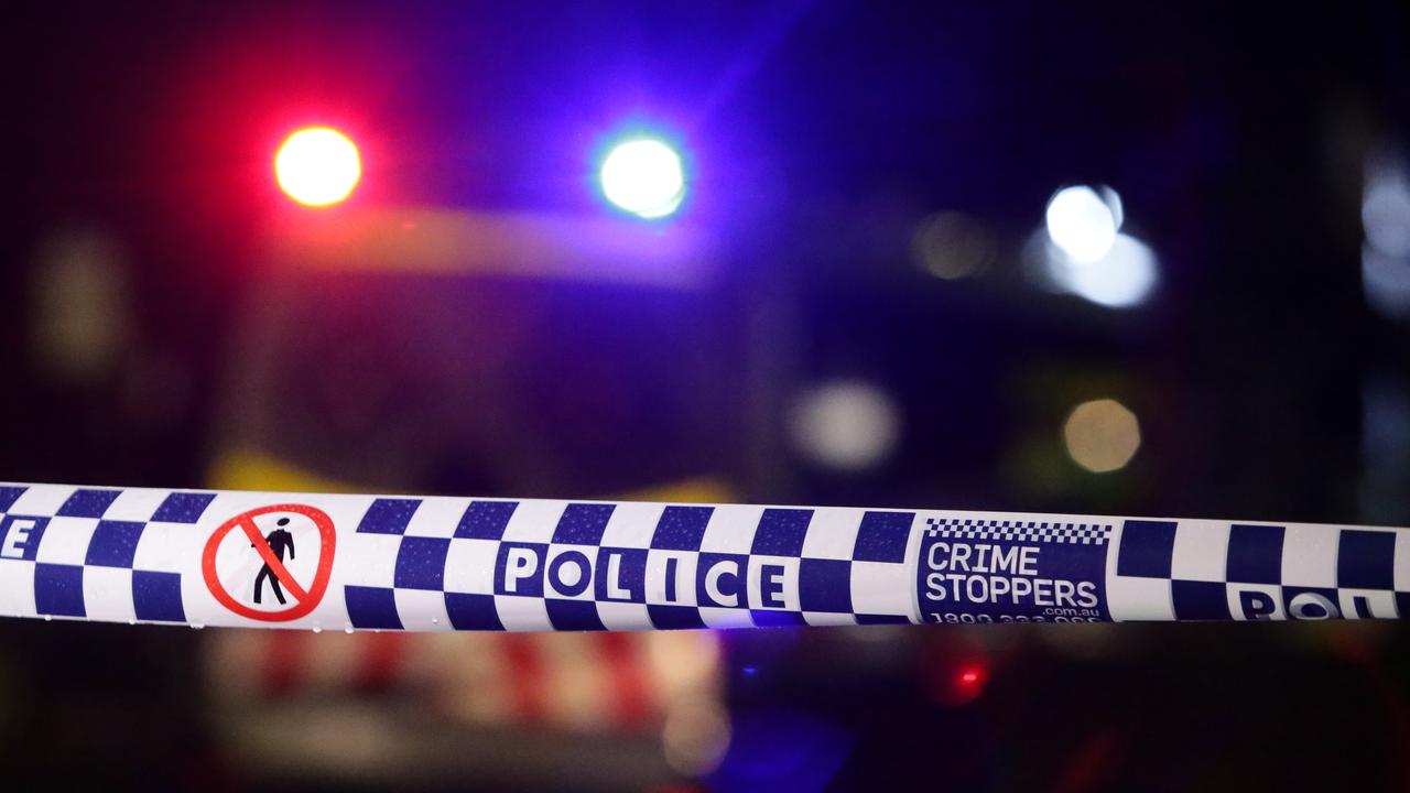 Bendigo car crash: Man dies after vehicle smashes into tree on 