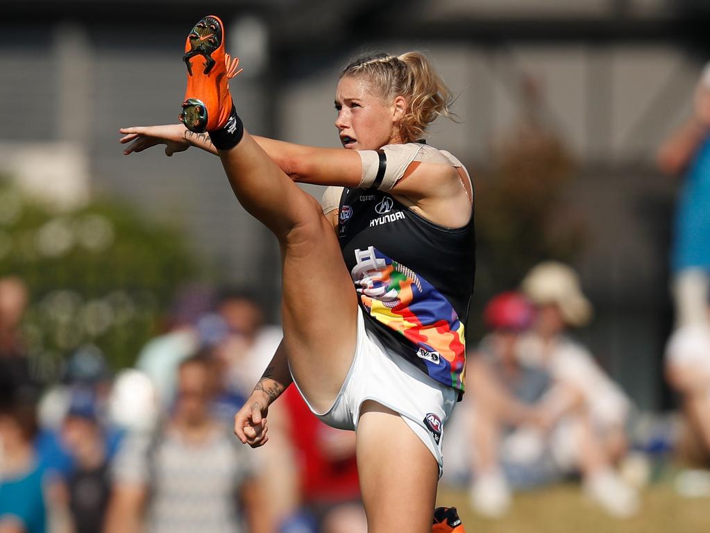 MELBOURNE, AUSTRALIA - MARCH 17: Tayla Harris of the Blues kicks the ball during the 2019 NAB AFLW Round 07 match between the Western Bulldogs and the Carlton Blues at VU Whitten Oval on March 17, 2019 in Melbourne, Australia. (Photo by Michael Willson/AFL Media)