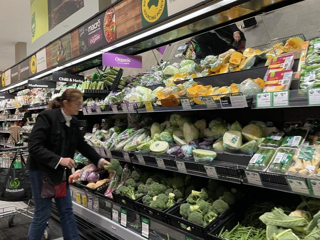 MELBOURNE, AUSTRALIA - NewsWire Photos, JUNE 26, 2022. Cost of living stock. Grocery shopping in Melbourne. Picture: NCA NewsWire / David Crosling