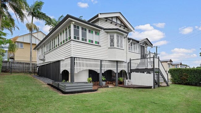 2 Waratah Ave, Holland Park West goes to auction at 9am