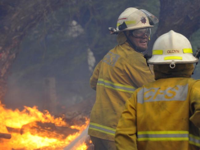 17/1/2014. cfs volunteers try to extinguish a spotfire after a wind change. Bush fire burning near Eden Hills north east of Adelaide. Photo: Sam Wundke.