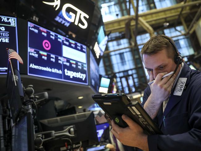 NEW YORK, NY - MARCH 22: Traders and financial professionals work on the floor of the New York Stock Exchange (NYSE) ahead of the closing bell, March 22, 2018 in New York City. The Dow Jones industrial average closed down more than 700 points on Thursday afternoon. Markets reacted to the Trump administrationâs announcement of approximately $50 billion worth of yearly tariffs on Chinese imports.   Drew Angerer/Getty Images/AFP == FOR NEWSPAPERS, INTERNET, TELCOS & TELEVISION USE ONLY ==