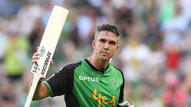 Kevin Pietersen is applauded off the MCG.