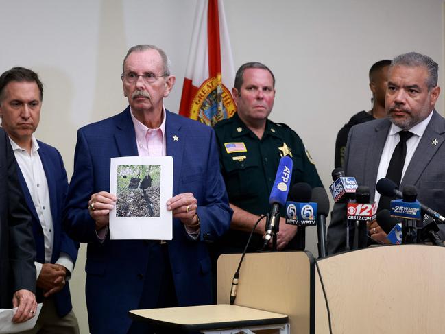 Palm Beach County Sheriff Ric Bradshaw, holds a photograph of the rifle and other items found near where a suspect was discovered as he stands with Rafael Barros (R), special agent in charge of the US Secret Service's Miami field office during a press conference. Picture: Getty Images via AFP