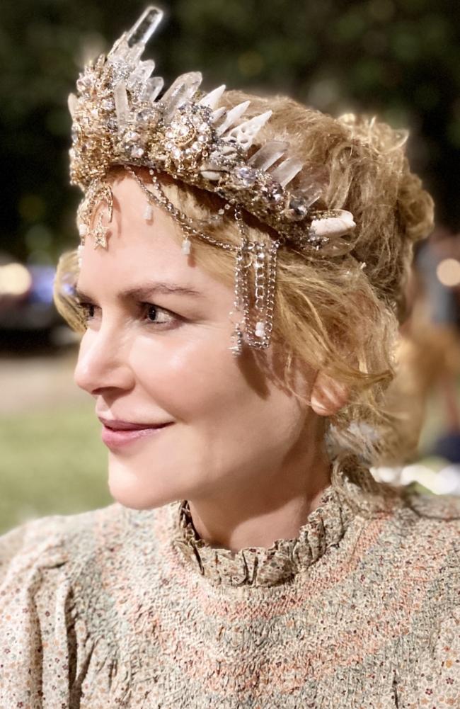 Nicole Kidman purchasing a crown from summersdreaming.com stall at Byron Bay Twilight markets. Picture: Keith Urban