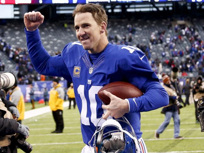 EAST RUTHERFORD, NJ - NOVEMBER 20: Eli Manning #10 of the New York Giants waves to fans after a win over Chicago Bears at MetLife Stadium on November 20, 2016 in East Rutherford, New Jersey. Jeff Zelevansky/Getty Images/AFP == FOR NEWSPAPERS, INTERNET, TELCOS & TELEVISION USE ONLY ==