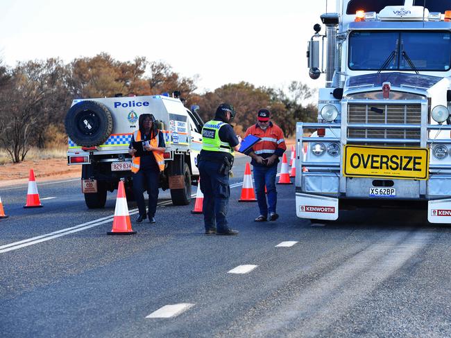 Police check vehicles on the South Australia and Northern Territory border. Picture: Chloe Erlich