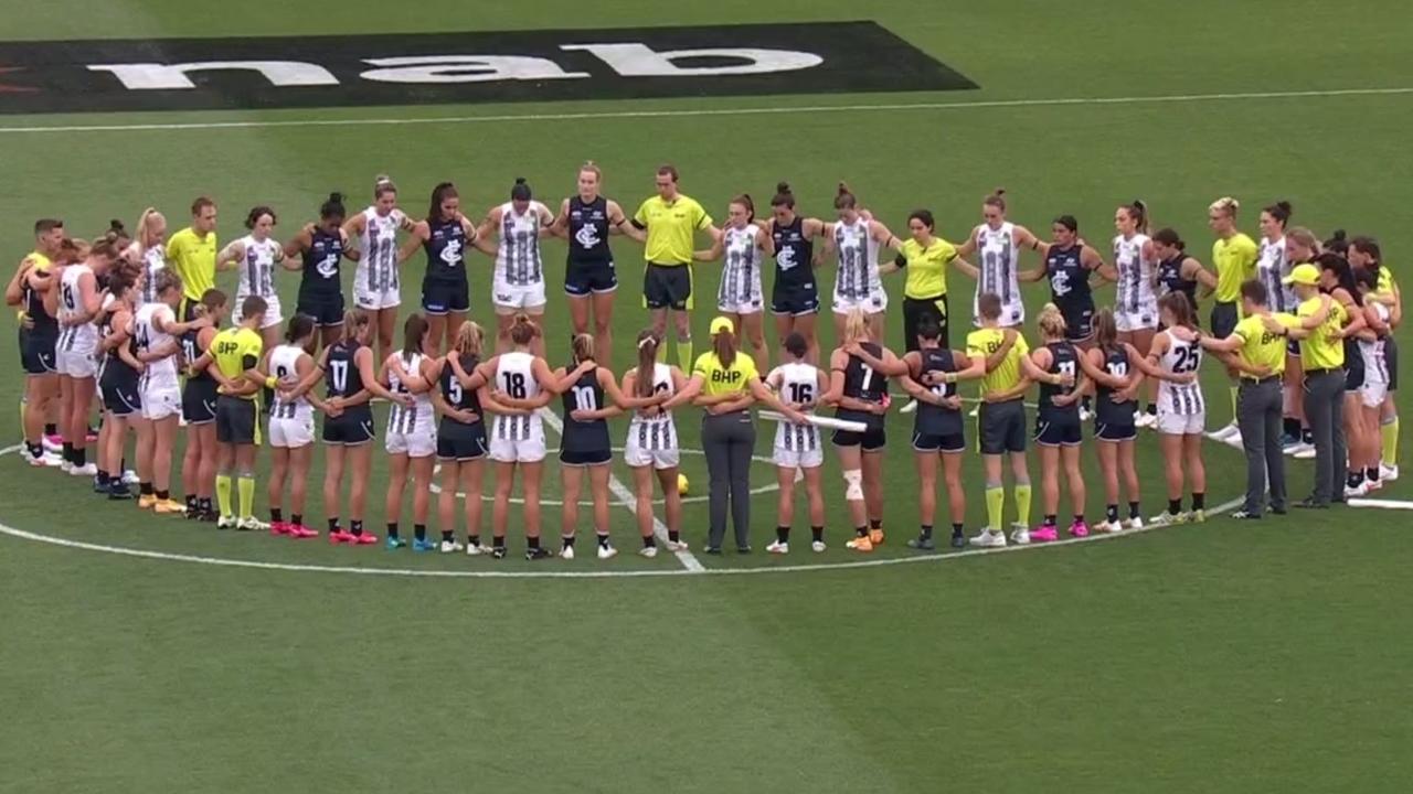 Carlton and Collingwood players pay tribute to former Giant Jacinda Barclay before their Round 1 AFLW clash.