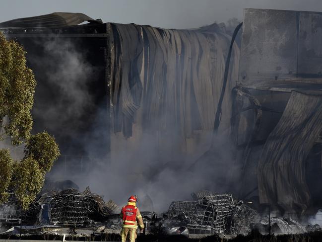 MELBOURNE, AUSTRALIA - NewsWire Photos JULY 10, 2024: Fire crews mop up after battling a huge factory fire in Derrimut. Picture: NewsWire / Andrew Henshaw