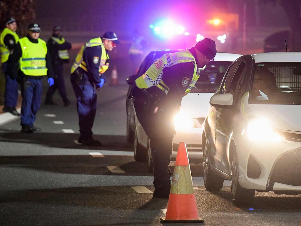 Police check cars crossing the border in Albury. Picture: William West/AFP