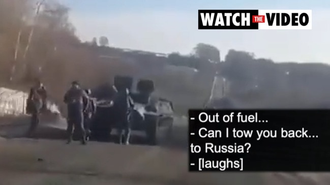 Ukrainian taunts Russian soldiers in broken down tank