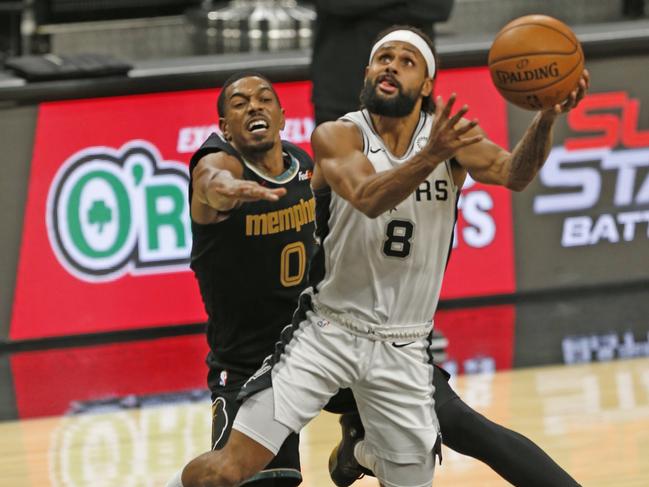 SAN ANTONIO, TX - JANUARY 30: Patty Mills #8 of the San Antonio Spurs drives past De'Anthony Melton #0 of the Memphis Grizzlies at AT&T Center on January 30, 2021 in San Antonio, Texas. NOTE TO USER: User expressly acknowledges and agrees that , by downloading and or using this photograph, User is consenting to the terms and conditions of the Getty Images License Agreement.   Ronald Cortes/Getty Images/AFP == FOR NEWSPAPERS, INTERNET, TELCOS & TELEVISION USE ONLY ==