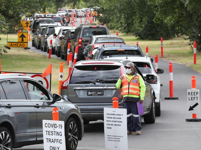 MELBOURNE, AUSTRALIA - NewsWire Photos, DECEMBER, 27 2021: Health professionals work at the COVID-19 testing site at Albert Park as Omicron continues to spread and testing lines are long in Melbourne. Picture: NCA NewsWire / David Crosling