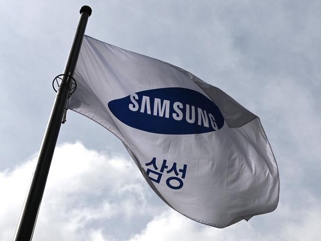 (FILES) In this file photo taken on July 7, 2021, a Samsung flag flutters at the company's Seocho building in Seoul. - South Korean tech giant Samsung Electronics defied the global supply chain challenges to forecast a near-30-percent jump in third-quarter operating profits on October 8, 2021. (Photo by Jung Yeon-je / AFP)